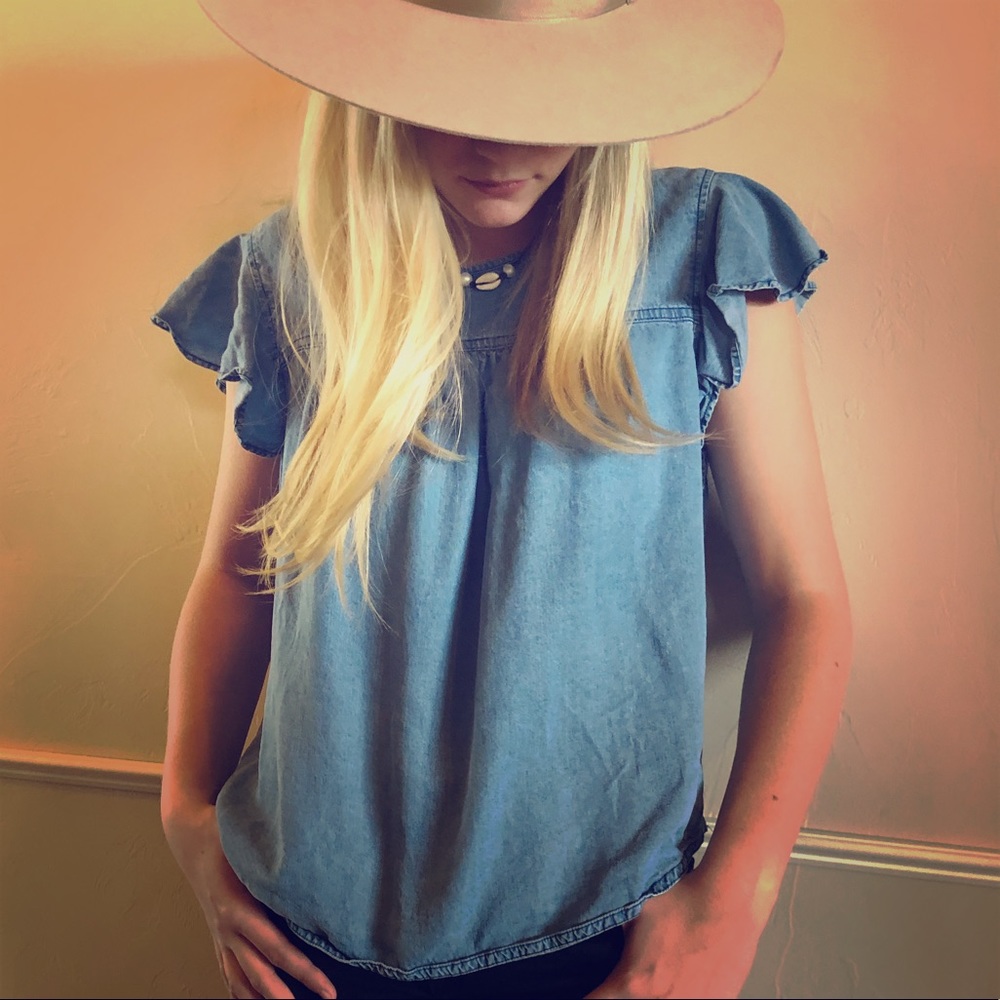 NWOT GAP CHAMBRAY SHORT SLEEVE TOP SIZE MEDIUM